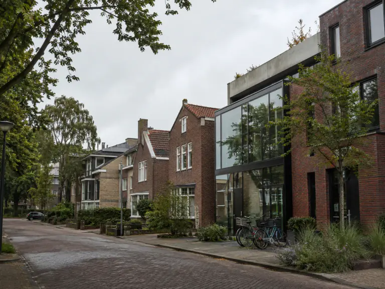 Bakstenen en glazen woningen aan een rustige Eindhovense straat voor huizenkopers